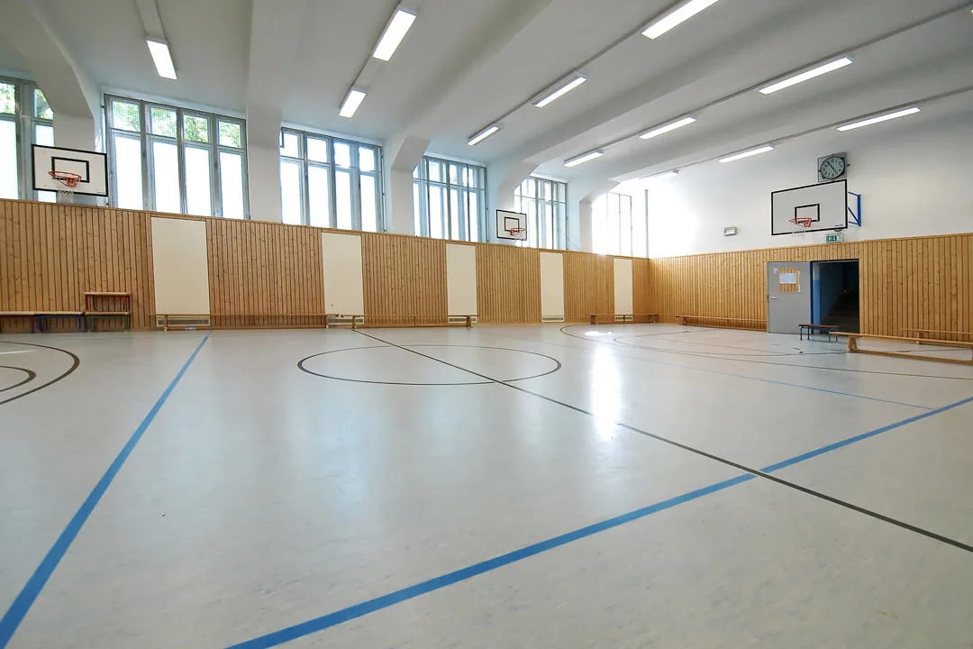 Hala sportowa z wykładziną PCV heterogeniczną